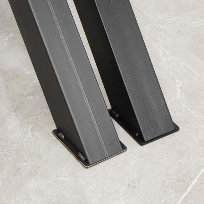 Bordsben-Magna-X-Svart-5.jpg Svarta stålben på stengolv