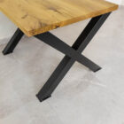 Bord med metallben och träskiva på klinkergolv.