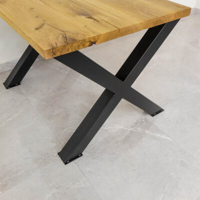 Bordsben-Magna-X-Svart-6.jpg Bord med metallben och träskiva på klinkergolv.