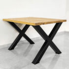 Rektangulärt matbord med metallben