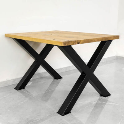 Rektangulärt matbord med metallben