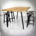 Rustikt bord med tre höga stolar