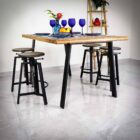 Matbord med stolar och färgglad bordsdukning.