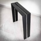 Svarta metallbordsben på marmorgolv.