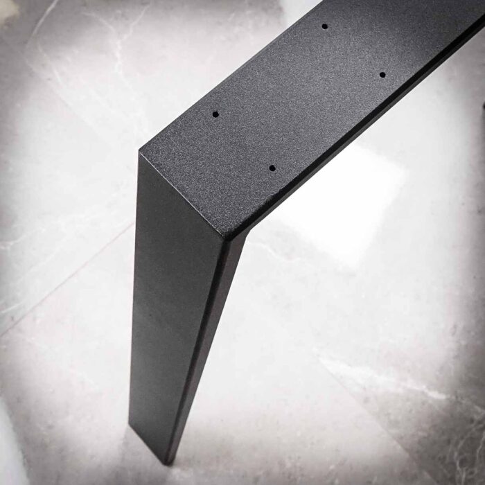 Bordsben-Modern-71-Svart5.jpg Svart metallben på grå yta