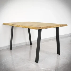 Träbord med svarta ben i ett rum.