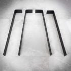 Tre svarta metallben på grått golv.