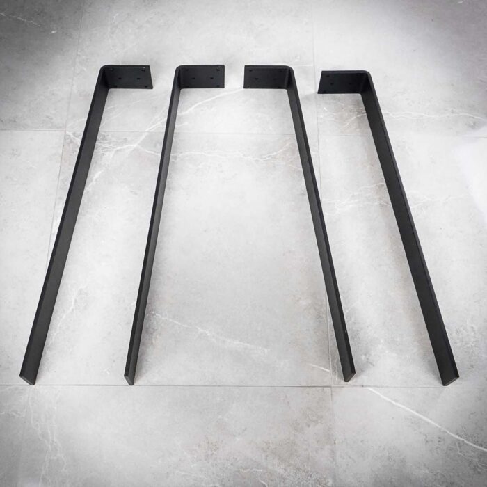 Bordsben-Platt-11.jpg Tre svarta metallben på grått golv.