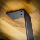 Metallben monterat på träbord