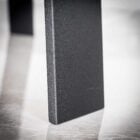 Svart metallben på marmorgolv