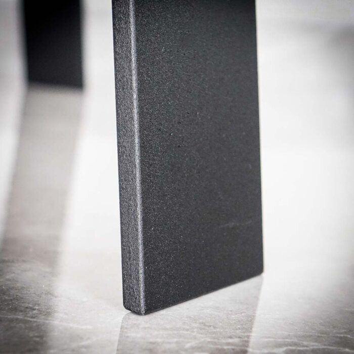 Bordsben-Platt-16.jpg Svart metallben på marmorgolv