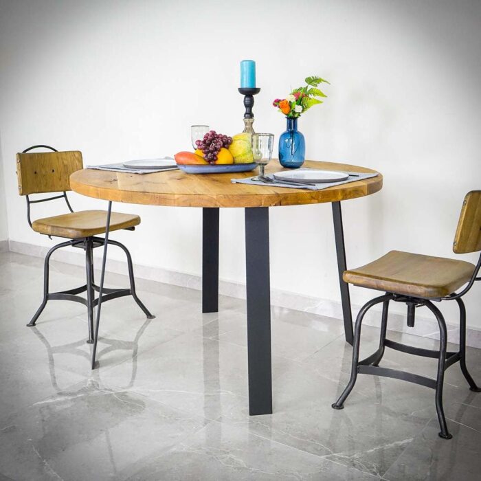 Bordsben-Platt-19.jpg Runt matbord med fruktskål och två stolar.