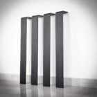 Svarta väggmonterade metallhandtag vid golvet.