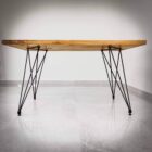Träbord på metallben i rum