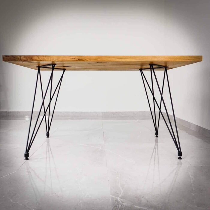 Bordsben-Prima-2 Träbord på metallben i rum