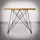 Träbord med metallben på stengolv