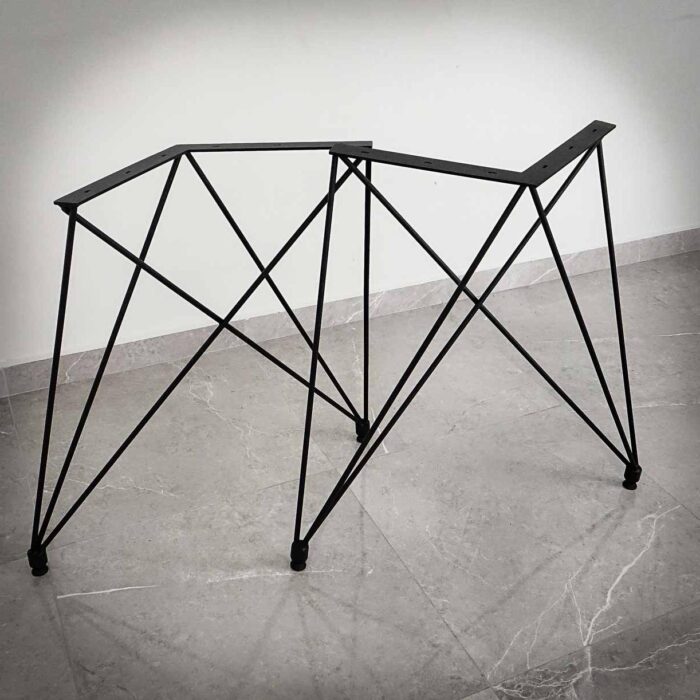 Bordsben-Prima-5 Metalbordstativ med geometrisk design på kakelgolv.