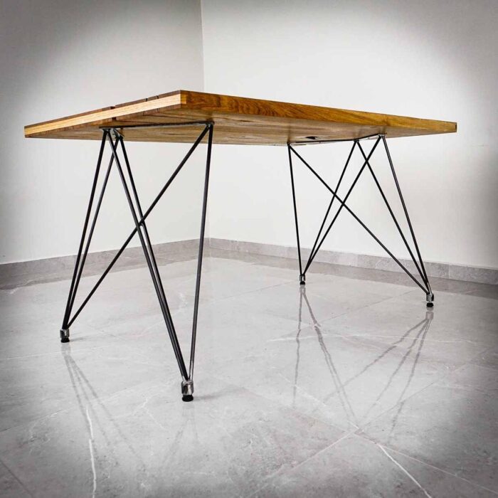 Bordsben-Prima-8 Modernt bord med metallben på klinkergolv.