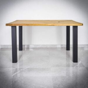 Rektangulärt bord med träskiva och svarta ben.