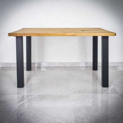 Rektangulärt bord med träskiva och svarta ben.
