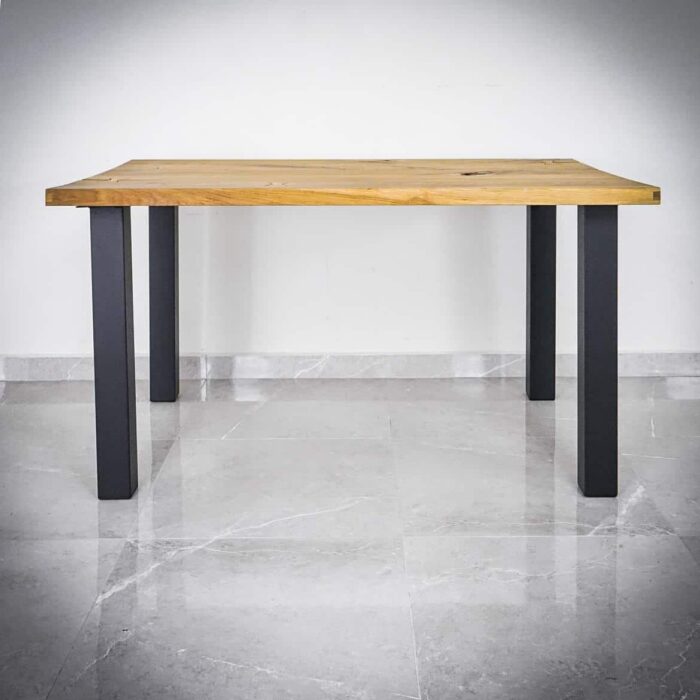 Rektangulärt bord med träskiva och svarta ben.