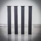 Fyra svarta stolpar mot vit bakgrund
