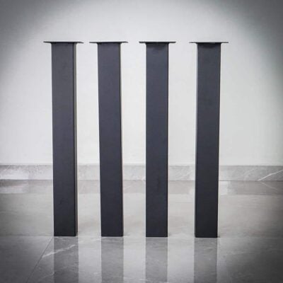 Fyra svarta stolpar mot vit bakgrund