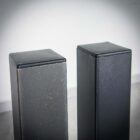 Två fyrkantiga svarta stolpar bredvid varandra.
