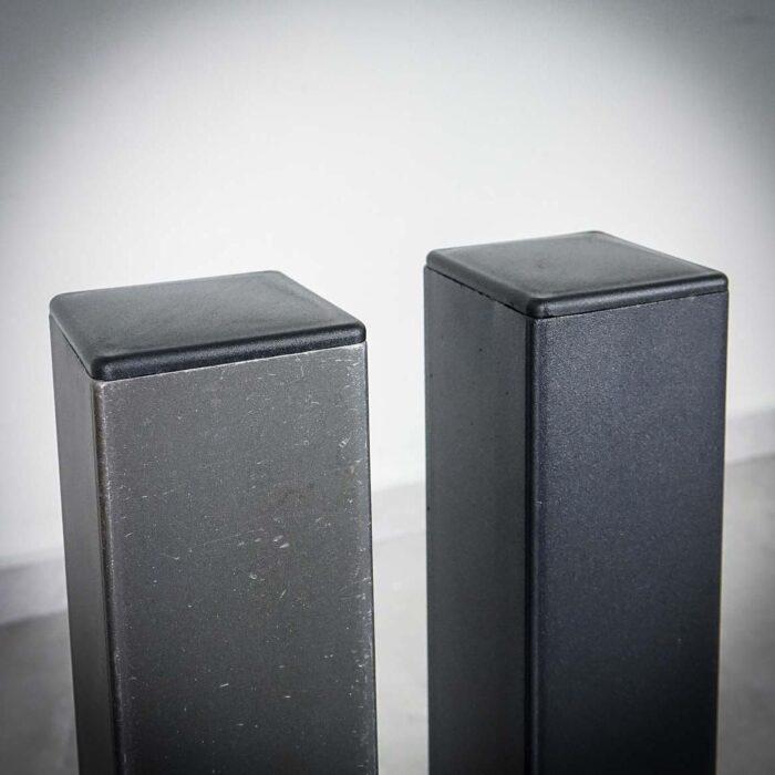 Bordsben-RECTA-14.jpg Två fyrkantiga svarta stolpar bredvid varandra.