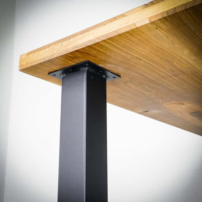 Bordsben-RECTA-3-1.jpg Närbild av bordsskiva och ben i trä och metall.