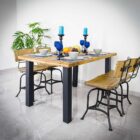 Matbord med fyra stolar och dekoration