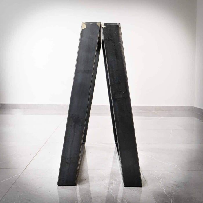 Bordsben-TILT-19 Svart metallbordben i form av A.