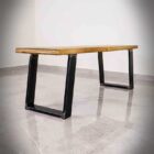 Bänk i trä och metall i ett tomt rum