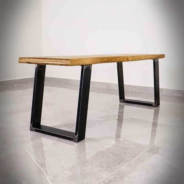 Bordsben-TILT-2 Bänk i trä och metall i ett tomt rum