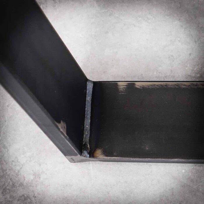 Bordsben-TILT-3 Svetsad metallfog på grått golv.