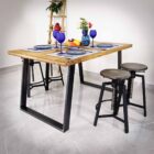 Dukat matbord med stolar och dekorationer