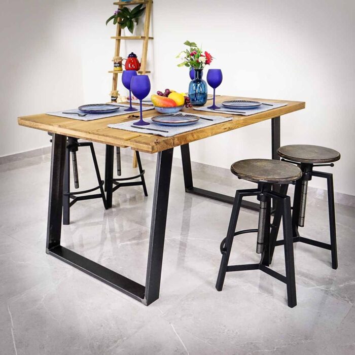 Bordsben-TILT-5 Dukat matbord med stolar och dekorationer