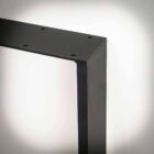 Svart metallbordben med hål för montering.