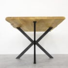 Träbord med metallben i modern design