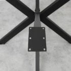 Svart stålbordstativ på betonggolv.