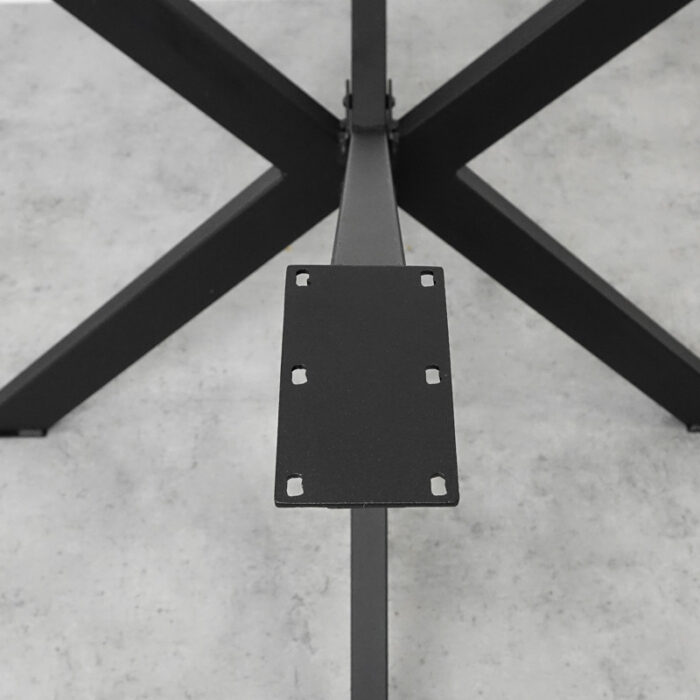 Bordsben-Underrede-Spindel-2.jpg Svart stålbordstativ på betonggolv.
