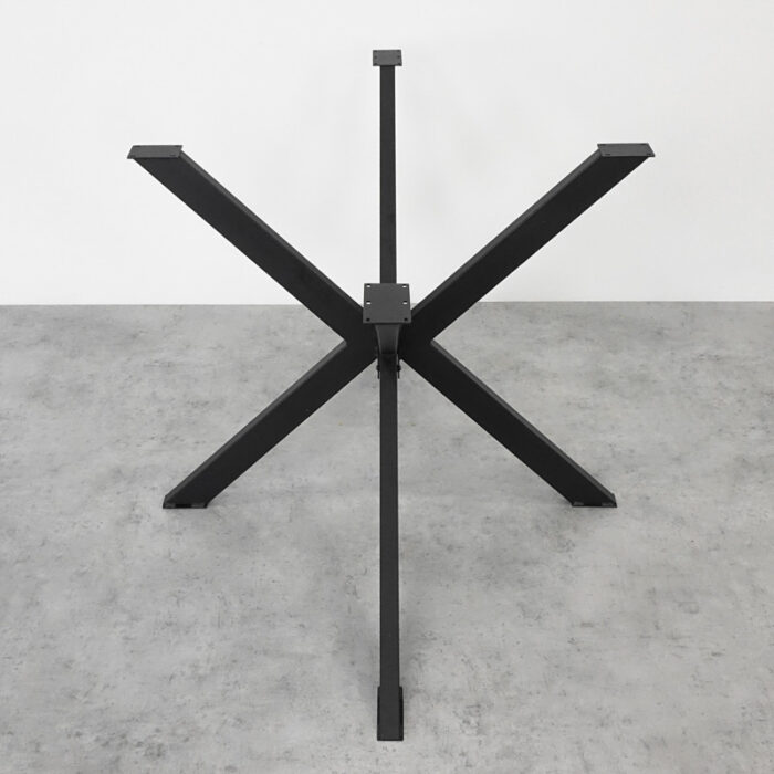 Bordsben-Underrede-Spindel-5.jpg Svart metallbordstativ på betonggolv.