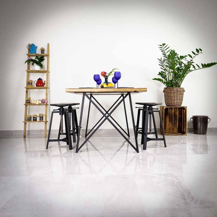 Bordsben-VIVA-13.jpg Modern matsal med industristil inredning.