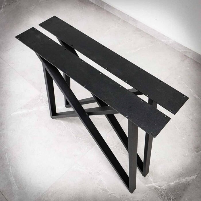 Bordsben-VIVA-15.jpg Svarta metallbordsben på stengolv