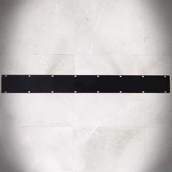 Bordsben-VIVA-18.jpg Svart rektangulär remsa på ljus bakgrund.