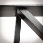 Närbild på metallben med svetsade fogar.