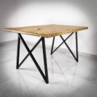 Träbord med metallben på kaklat golv