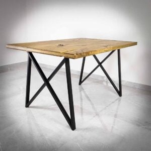 Träbord med metallben på kaklat golv