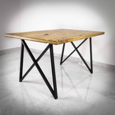 Träbord med metallben på kaklat golv