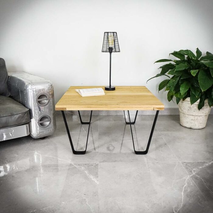 Bordsben-Wave-1.jpg Träbord med bok och lampa, växt bredvid.